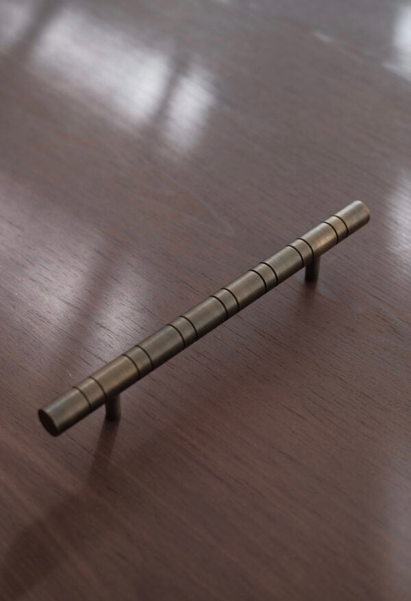 Puxador Linear - bøg 551 | G